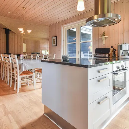 3 Bedroom Cozy In 펜션 Martofte